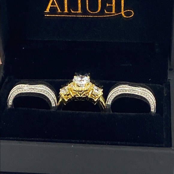 A GORGEOUS BRIDAL SET  BEST IN SIMULATED DIAMONDS ENGAGEMENT RING & 2 Wed Bands - Picture 7 of 11